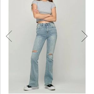 Hidden Happi light wash flare jeans (NWT) size 31